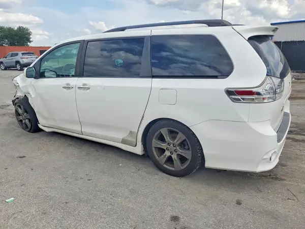 5TDXZ3DC0HS794789 2017 TOYOTA SIENNA - Image 2