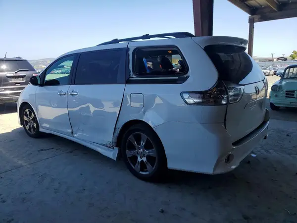 5TDXZ3DC0HS798826 2017 TOYOTA SIENNA - Image 2