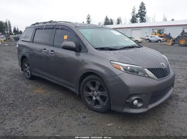 5TDXZ3DC0HS800493 2017 TOYOTA SIENNA - Image 1