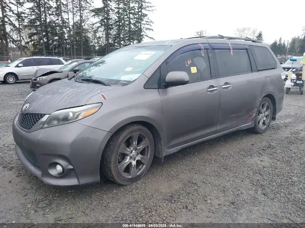 5TDXZ3DC0HS800493 2017 TOYOTA SIENNA - Image 2