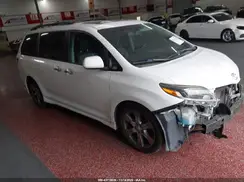5TDXZ3DC0HS811333 2017 TOYOTA SIENNA