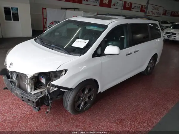 5TDXZ3DC0HS811333 2017 TOYOTA SIENNA - Image 2