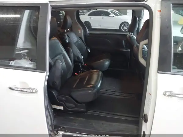 5TDXZ3DC0HS811333 2017 TOYOTA SIENNA - Image 8