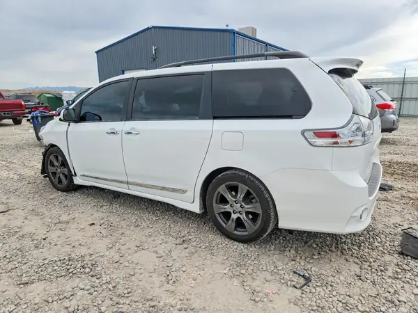 5TDXZ3DC0HS815026 2017 TOYOTA SIENNA - Image 2