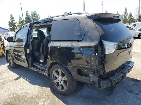 5TDXZ3DC0HS815382 2017 TOYOTA SIENNA - Image 2