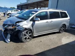 5TDXZ3DC0HS818945 2017 TOYOTA SIENNA