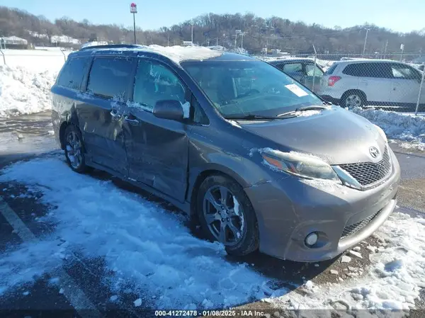 5TDXZ3DC0HS820274 2017 TOYOTA SIENNA - Image 1