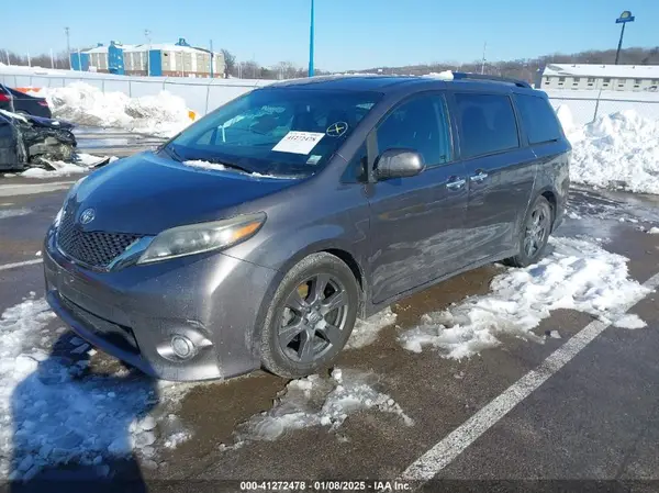 5TDXZ3DC0HS820274 2017 TOYOTA SIENNA - Image 2
