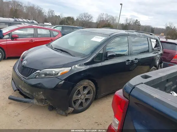 5TDXZ3DC0HS828973 2017 TOYOTA SIENNA - Image 2