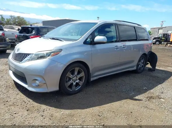 5TDXZ3DC0HS829850 2017 TOYOTA SIENNA - Image 2