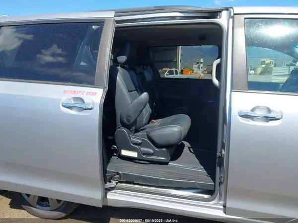 5TDXZ3DC0HS829850 2017 TOYOTA SIENNA - Image 8