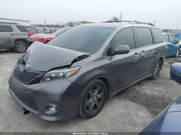 5TDXZ3DC0HS836281 2017 TOYOTA SIENNA - Image 2