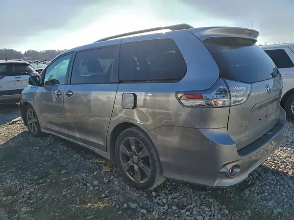 5TDXZ3DC0HS858880 2017 TOYOTA SIENNA - Image 2