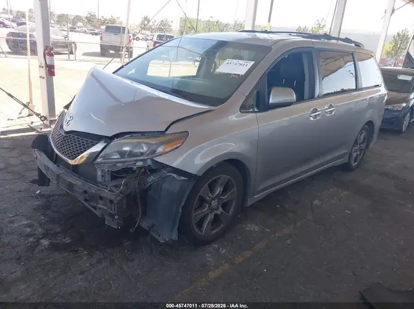 5TDXZ3DC0HS859365 2017 TOYOTA SIENNA - Image 2