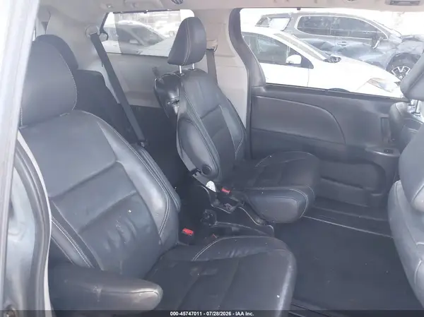 5TDXZ3DC0HS859365 2017 TOYOTA SIENNA - Image 8