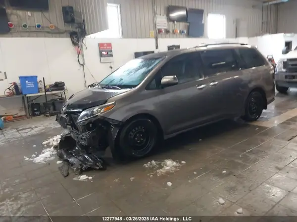 5TDXZ3DC0HS861827 2017 TOYOTA SIENNA - Image 2