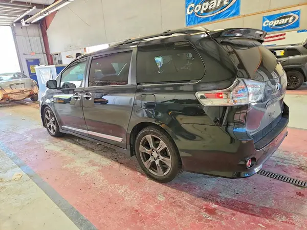 5TDXZ3DC0HS866316 2017 TOYOTA SIENNA - Image 2
