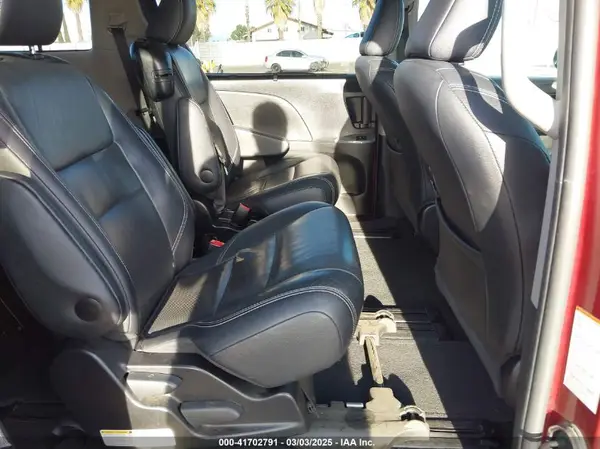 5TDXZ3DC0HS869765 2017 TOYOTA SIENNA - Image 8