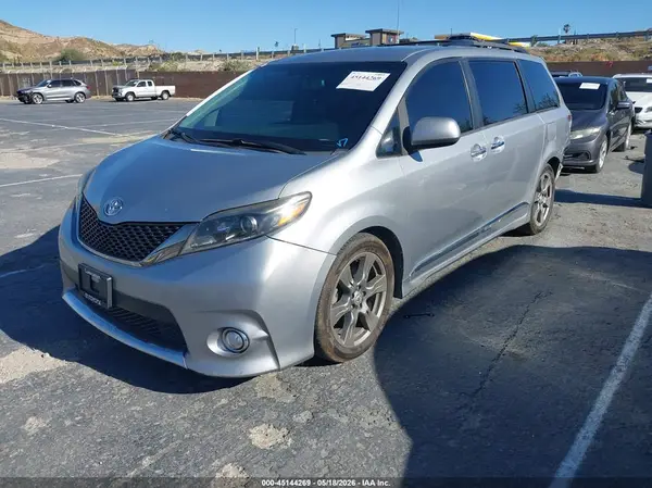 5TDXZ3DC0HS871421 2017 TOYOTA SIENNA - Image 2