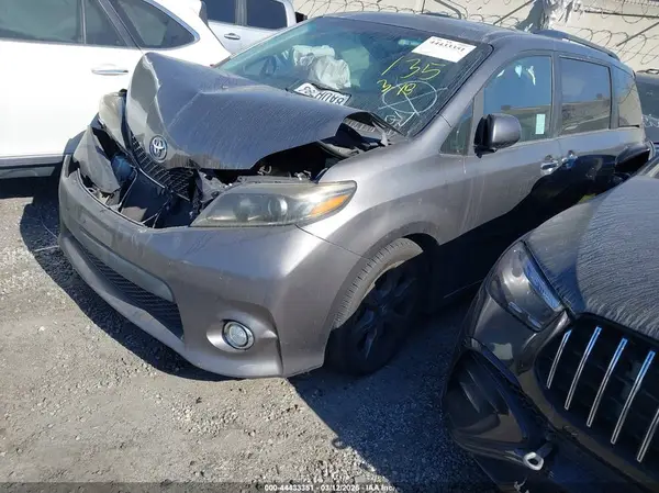 5TDXZ3DC0HS878157 2017 TOYOTA SIENNA - Image 2