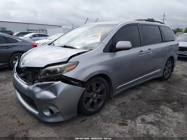 5TDXZ3DC0HS884234 2017 TOYOTA SIENNA - Image 2