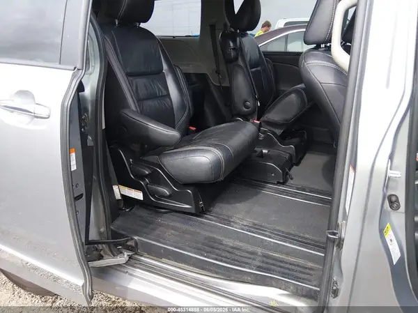 5TDXZ3DC0HS884234 2017 TOYOTA SIENNA - Image 8