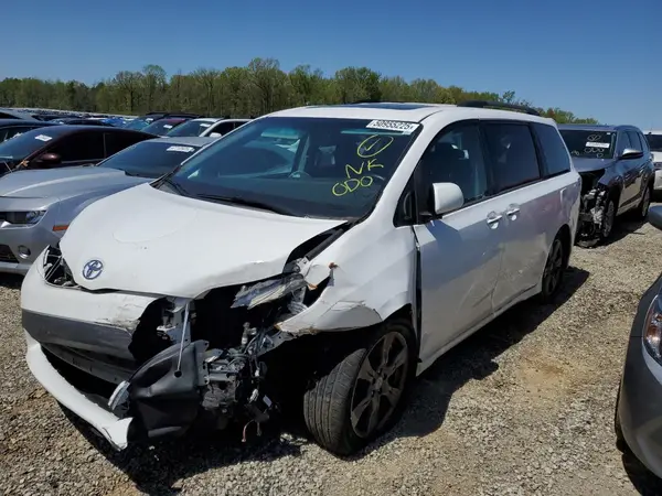 5TDXZ3DC0HS885822 2017 TOYOTA SIENNA - Image 1