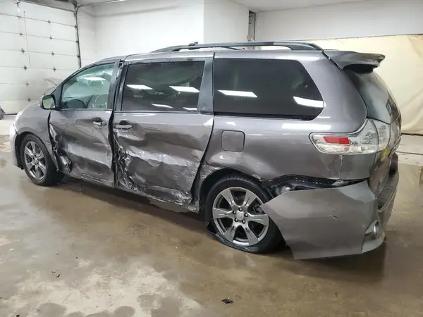 5TDXZ3DC0HS889675 2017 TOYOTA SIENNA - Image 2