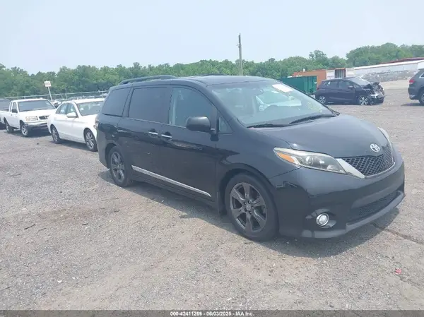 5TDXZ3DC0HS890440 2017 TOYOTA SIENNA - Image 1