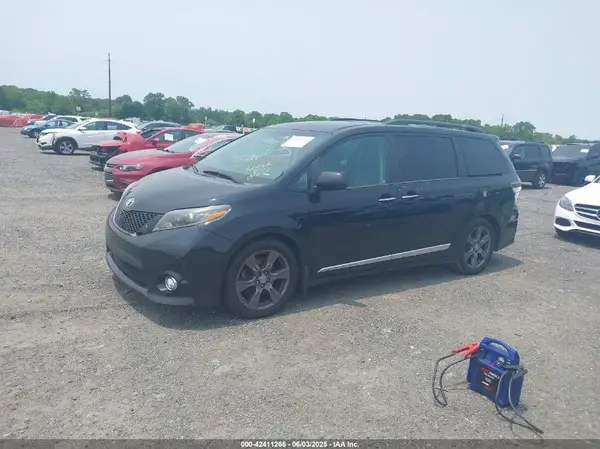 5TDXZ3DC0HS890440 2017 TOYOTA SIENNA - Image 2