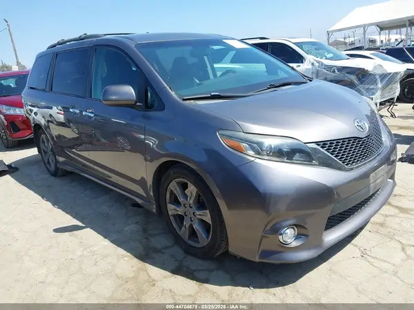 5TDXZ3DC0HS891927 2017 TOYOTA SIENNA - Image 1