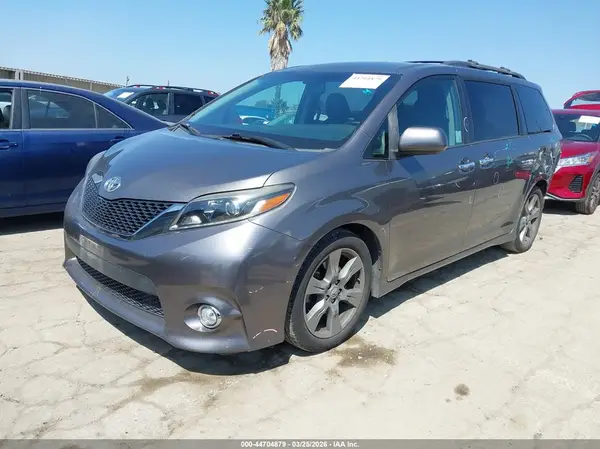 5TDXZ3DC0HS891927 2017 TOYOTA SIENNA - Image 2