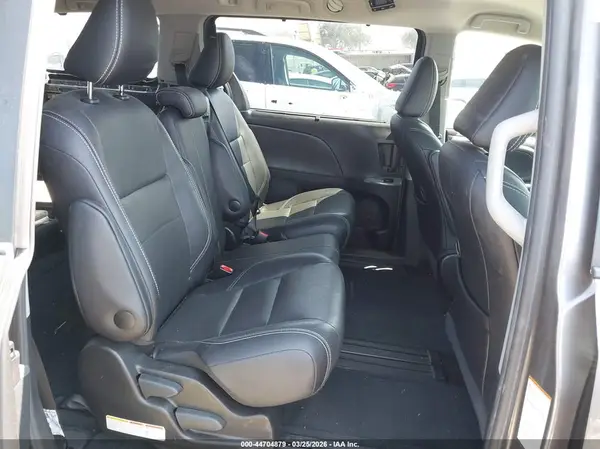 5TDXZ3DC0HS891927 2017 TOYOTA SIENNA - Image 8