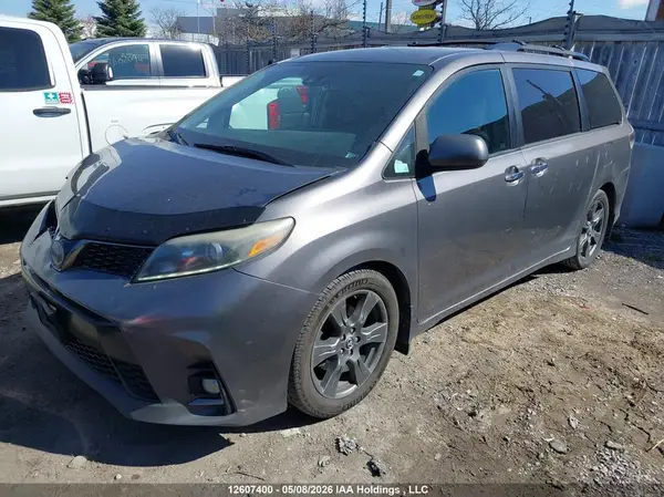 5TDXZ3DC0JS902463 2018 TOYOTA SIENNA - Image 2