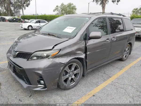 5TDXZ3DC0JS913253 2018 TOYOTA SIENNA - Image 2