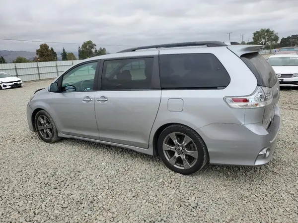 5TDXZ3DC0JS920400 2018 TOYOTA SIENNA - Image 2