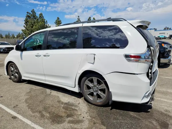 5TDXZ3DC0JS921918 2018 TOYOTA SIENNA - Image 2