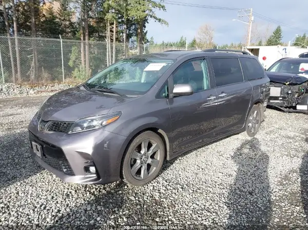 5TDXZ3DC0JS924642 2018 TOYOTA SIENNA - Image 2