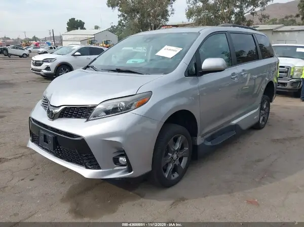 5TDXZ3DC0JS927203 2018 TOYOTA SIENNA - Image 2