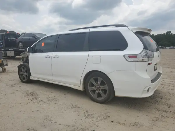 5TDXZ3DC0JS930571 2018 TOYOTA SIENNA - Image 2
