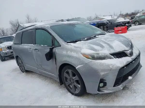 5TDXZ3DC0JS941005 2018 TOYOTA SIENNA - Image 1