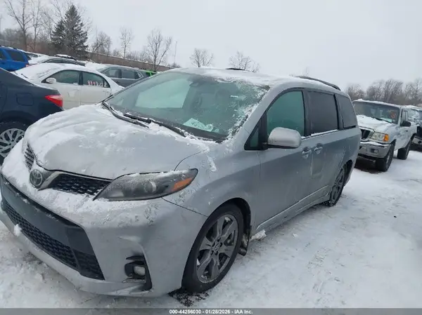 5TDXZ3DC0JS941005 2018 TOYOTA SIENNA - Image 2