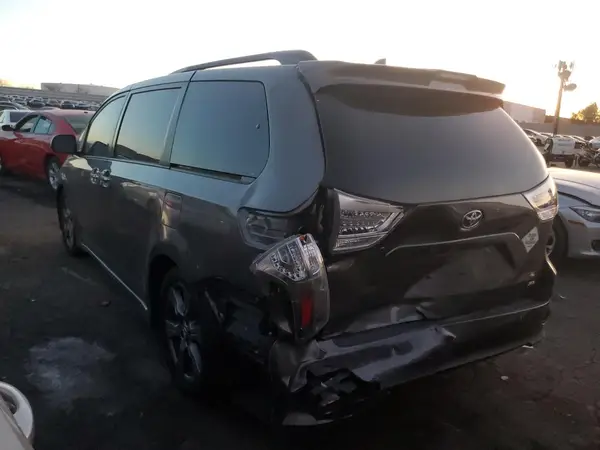 5TDXZ3DC0JS942543 2018 TOYOTA SIENNA - Image 2