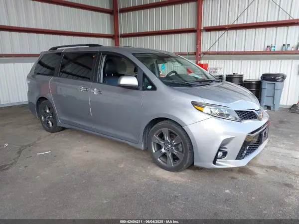 5TDXZ3DC0JS950481 2018 TOYOTA SIENNA - Image 1