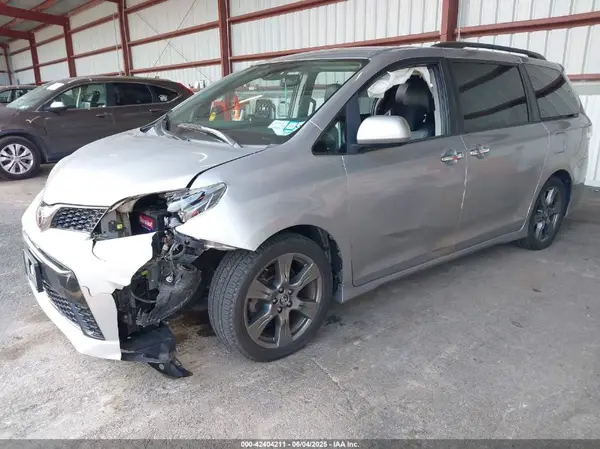 5TDXZ3DC0JS950481 2018 TOYOTA SIENNA - Image 2