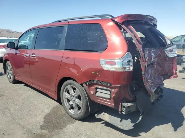 5TDXZ3DC0JS950948 2018 TOYOTA SIENNA - Image 2