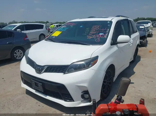 5TDXZ3DC0JS954224 2018 TOYOTA SIENNA - Image 2