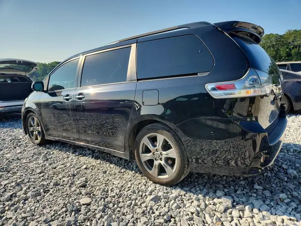 5TDXZ3DC0JS955065 2018 TOYOTA SIENNA - Image 2