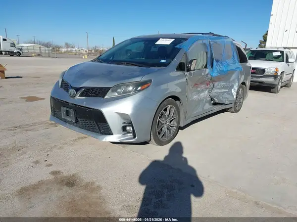 5TDXZ3DC0KS971896 2019 TOYOTA SIENNA - Image 2