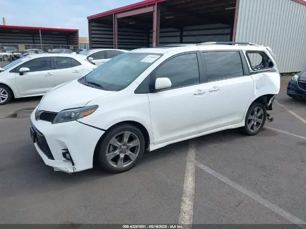 5TDXZ3DC0KS990321 2019 TOYOTA SIENNA - Image 2